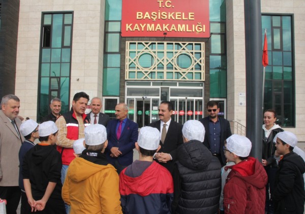 Kocaeli'de kaymakam ile öğrenciler zeytin hasadı yaptı