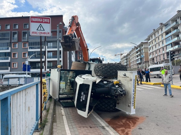 Kocaeli'de tırdan yola devrilen iş makinesindeki kişi yaralandı