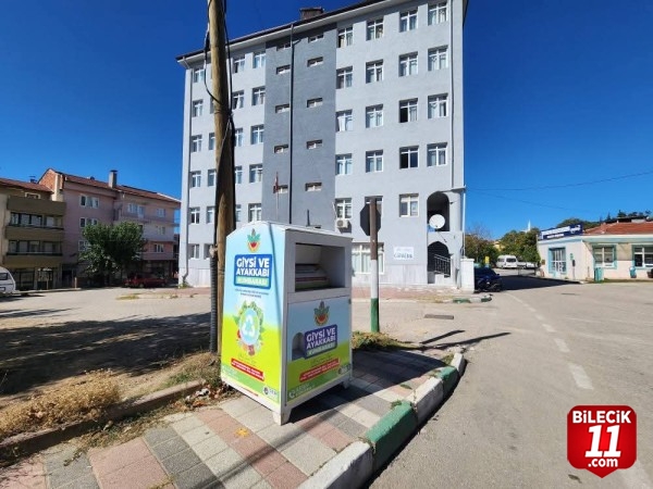 Orhaneli'de sokaklara ayakkabı ve kıyafet kumbaraları yerleştirildi