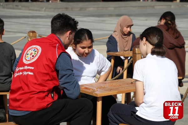 Sakarya'ya gelen "Geleneksel Oyunlar Tırı" 2 bin kişiyi geçmişin oyunlarıyla buluşturdu