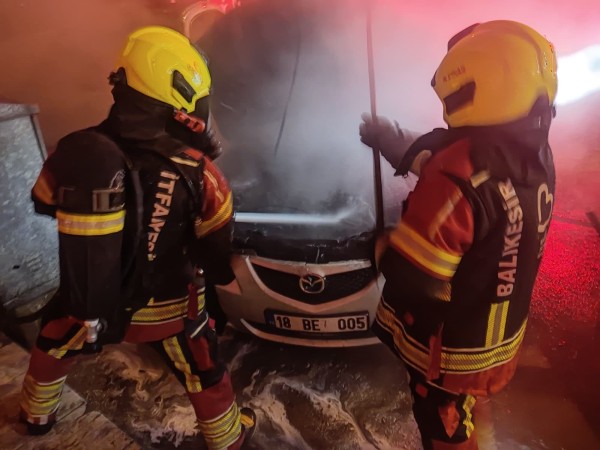 Balıkesir'de park halindeki 2 otomobil yandı