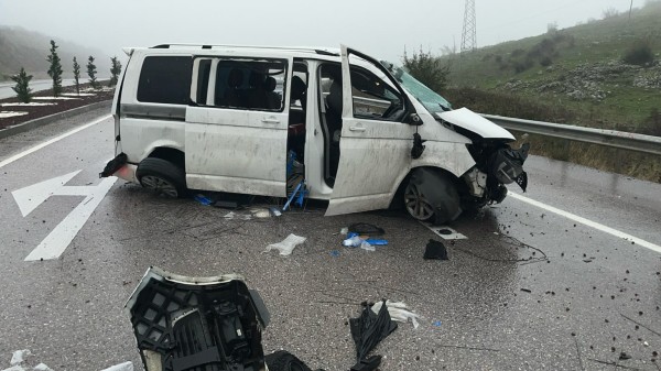 Balıkesir'de takla atan panelvandaki 4 kişi yaralandı
