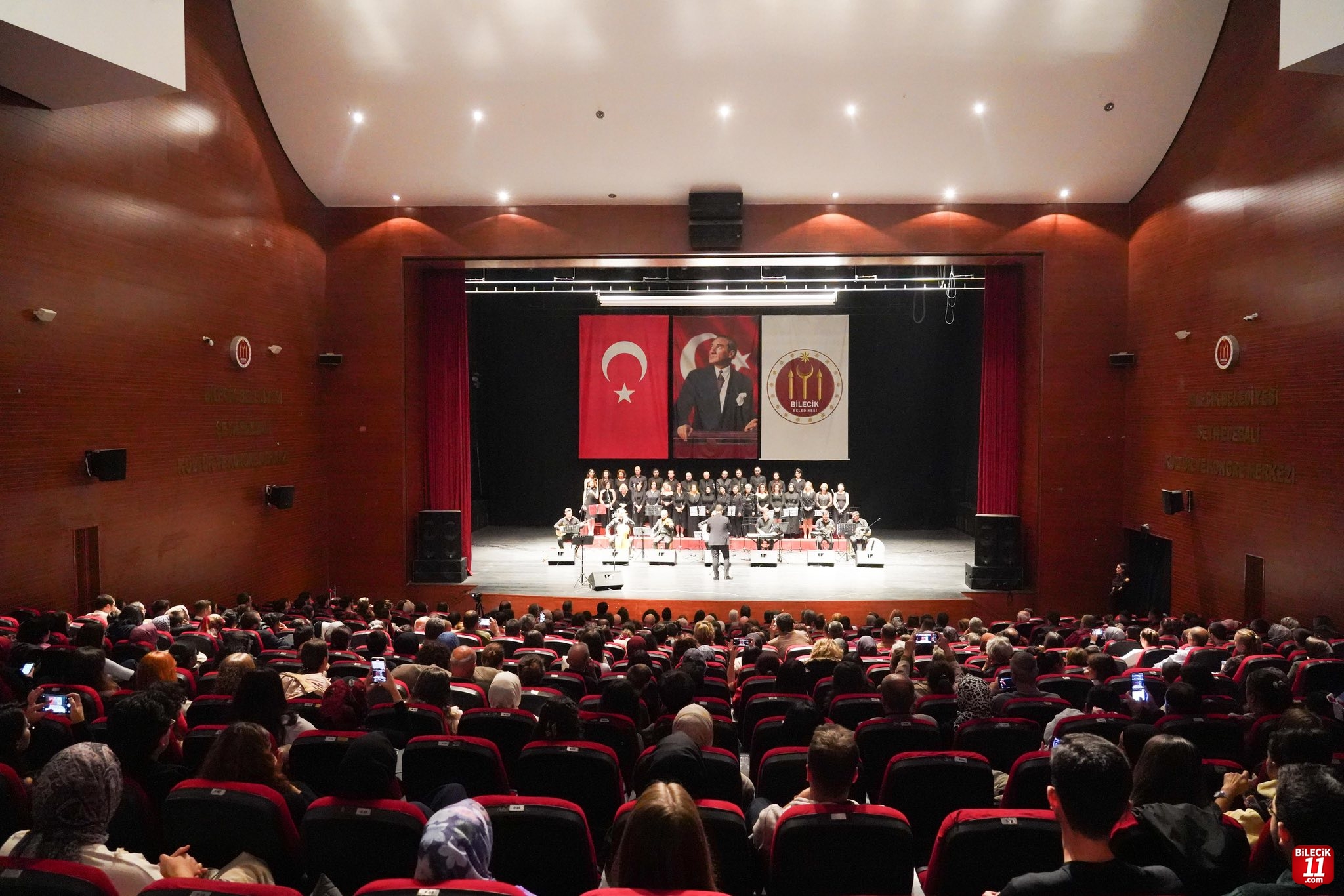 Bilecik’te 10 Kasım Gecesi: Atatürk’ün Sevdiği Şarkılar Seslendirildi