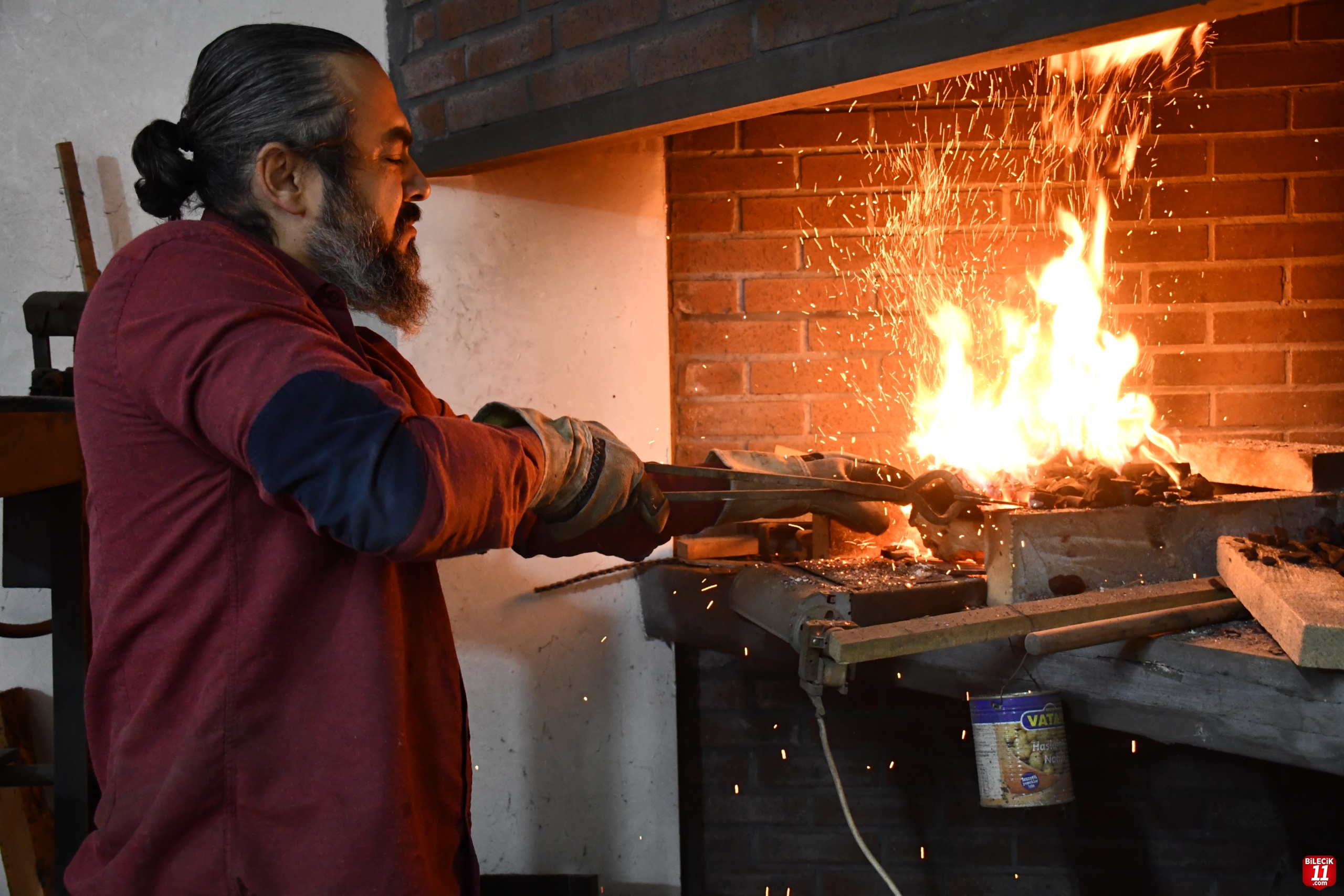 Bilecikli bıçak ustası kendi geliştirdiği Söğüt kamasına ateşte şekil veriyor