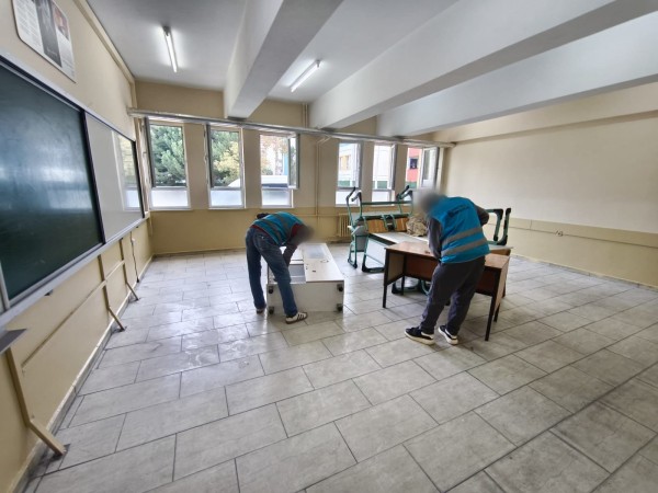 Bursa'da denetimli serbestlik hükümlüleri okulda temizlik ve bakım çalışması yaptı