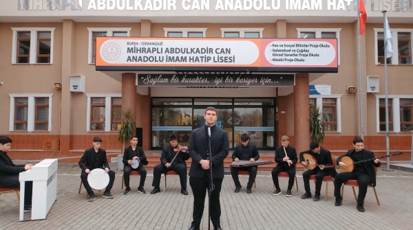 Bursa'da lise öğrencileri, Öğretmenler Günü dolayısıyla öğretmenlere ithafen yapılan besteyi seslendirdi