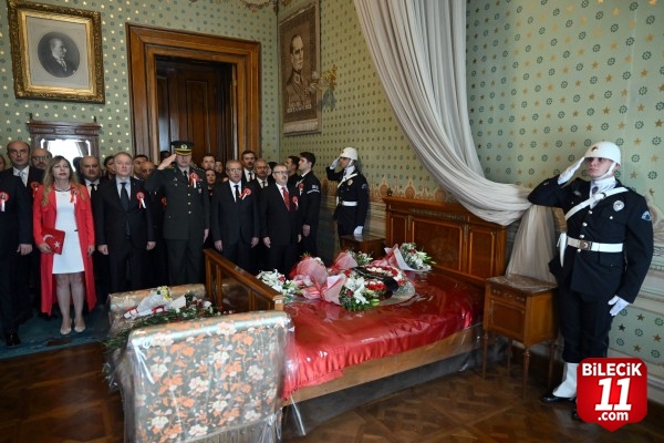 Büyük Önder Atatürk, Dolmabahçe Sarayı'ndaki odasında törenle anıldı