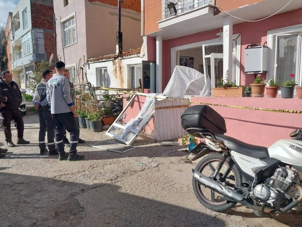 Çanakkale'de bir apartman dairesindeki patlamada ev sahibi yaralandı