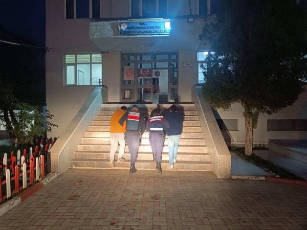 Çanakkale'de göçmen kaçakçılığı iddiasıyla 3 şüpheli yakalandı