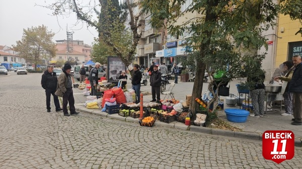 Depremlerin yaşandığı Sındırgı'da halk günlük yaşamına dönmeye çalışıyor
