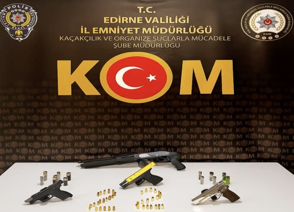 Edirne'de bir evde 3 ruhsatsız tabanca ve pompalı tüfek ele geçirildi