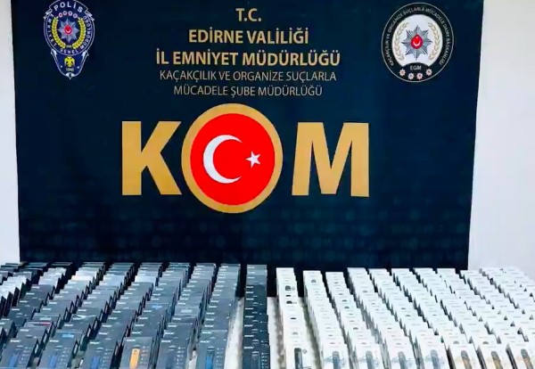 Edirne'deki kaçakçılık operasyonunda otomobile gizlenmiş 500 elektronik sigara ele geçirildi