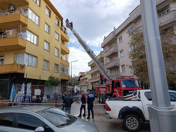 Gelibolu’da sağanak nedeniyle 5 katlı binanın çatısında hasara oluştu