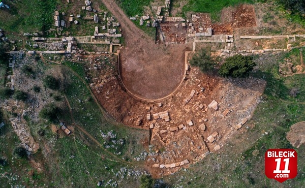 Gölyazı'daki antik tiyatroda seyirci basamakları orijinal yerlerine yerleştiriliyor