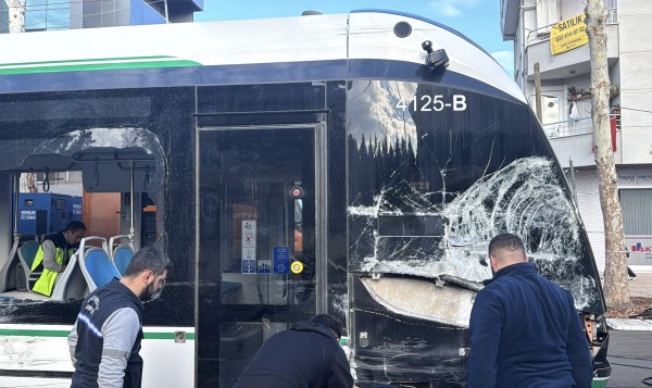 Kocaeli'de çöp kamyonu ile tramvayın çarpıştığı kazada 3 kişi yaralandı