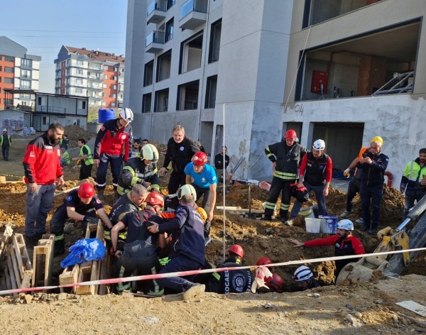 Kocaeli'de toprak altında kalan işçi kurtarıldı