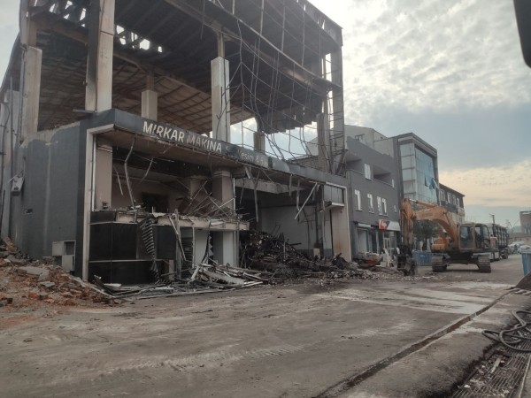 Kocaeli'de yangın çıkan fabrikanın yıkılması için çalışmalar sürüyor