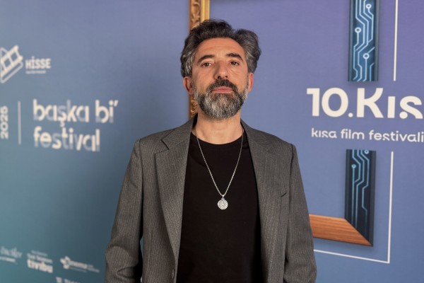 Oyuncu Mert Turak: "Tiyatronun gücünü çok önemsiyorum"