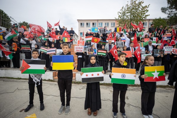 Sakarya'da öğrenciler "Dünya Çocuk Hakları Günü"nde zulüm altındaki akranlarını andı