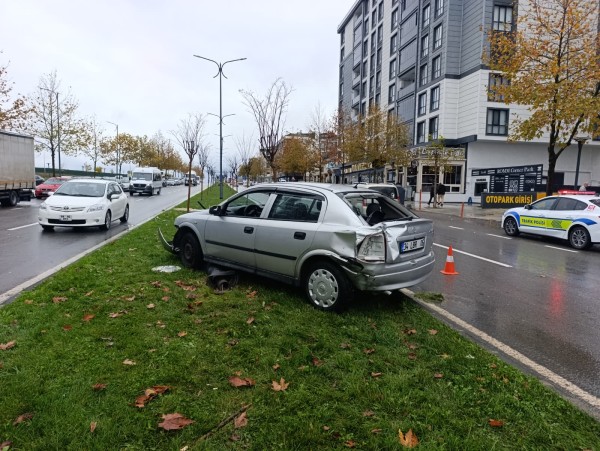 Tekirdağ'da otomobil ile pikabın çarpıştığı kazada 3 kişi yaralandı