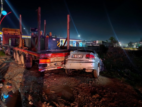 Tekirdağ’da park halindeki tıra çarpan otomobildeki iki kişi yaralandı