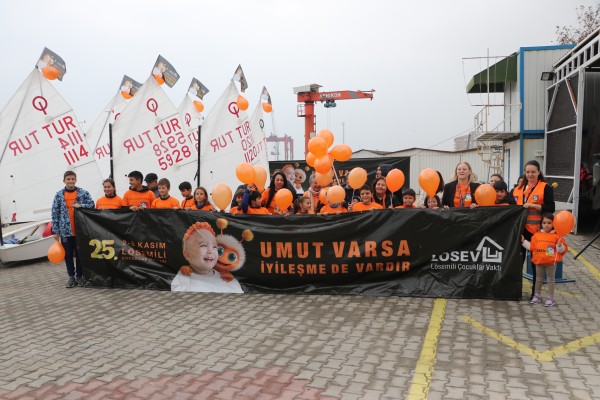 Tekirdağ'da turuncu balonlarla denize açılan yelkenciler lösemiye dikkati çekti