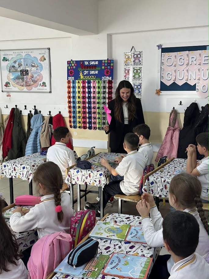 Yenilenebilir enerjiyi etkileşimli kitap okuyarak anlattılar