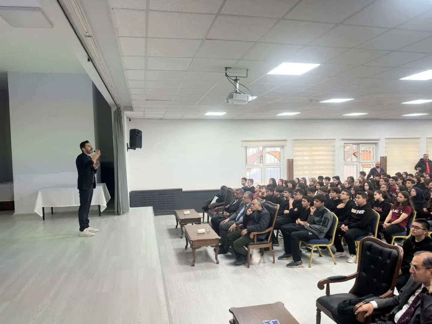 BİLECİK’TE “GELECEĞİN EĞİTİMİ VE YAPAY ZEKA” SEMİNERİ DÜZENLENDİ