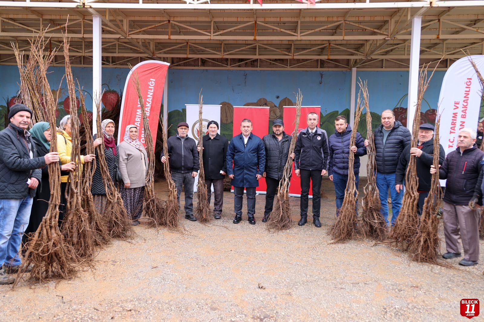 Bilecik'te "Meyveciliği Geliştirme Projesi" kapsamında çiftçilere fidan dağıtıldı