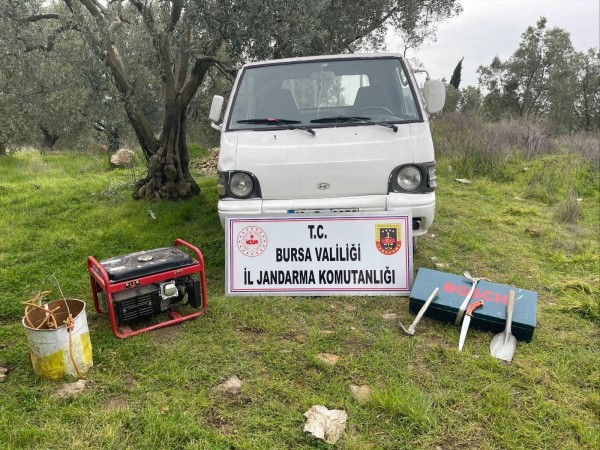 Bursa'da kaçak kazı yapan 2 zanlı yakalandı
