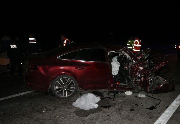 Çanakkale'de iki otomobilin çarpıştığı kazada 5 kişi öldü, 1 kişi yaralandı