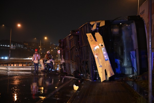 Çekmeköy'de İETT'ye bağlı özel halk otobüsü devrildi