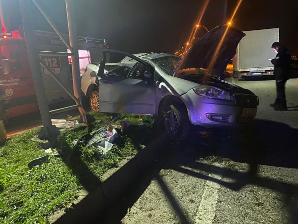 Edirne'de direğe çarpan otomobilin sürücüsü öldü