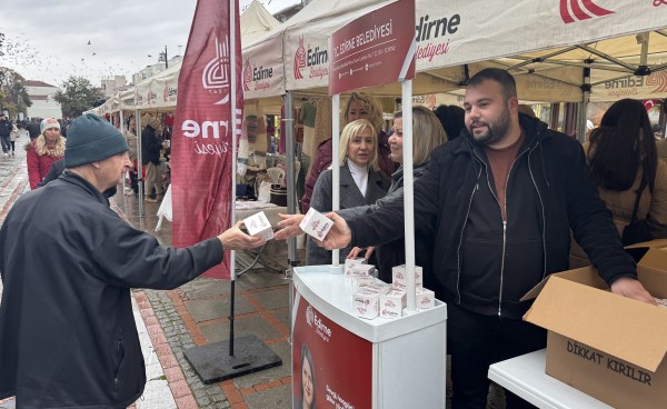 Edirne'de Regaip Kandili dolayısıyla vatandaşlara kandil simidi ikram edildi