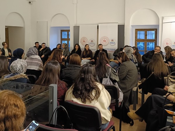Edirne'de üniversite öğrencileri Osmanlı geleneği "helva sohbetleri" kültürünü yaşatıyor