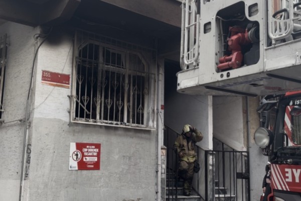 Esenler'de çakmakla oynayan çocuğun evde çıkardığı yangın söndürüldü