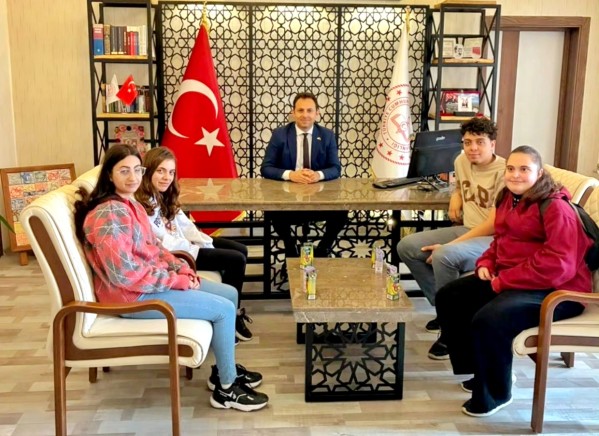 Gelibolu Milli Eğitim Müdürlüğünde özel gereksinimli stajyerler için pasta kesildi