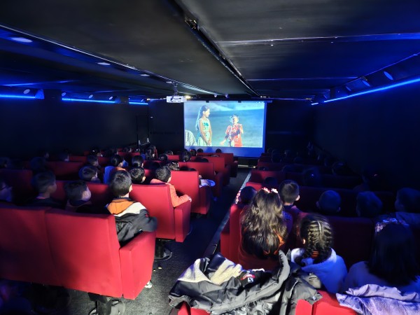 "Gezen Sinema Tırı" Sındırgı'da depremzede çocuklarla buluştu