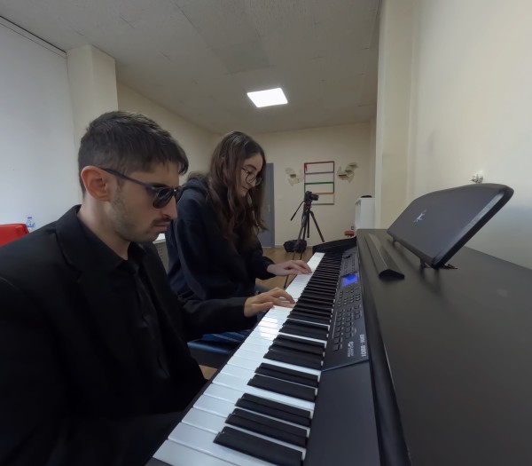 Görme engelli müzik öğretmeni piyano eğitimiyle öğrencilerin hayallerine dokunuyor