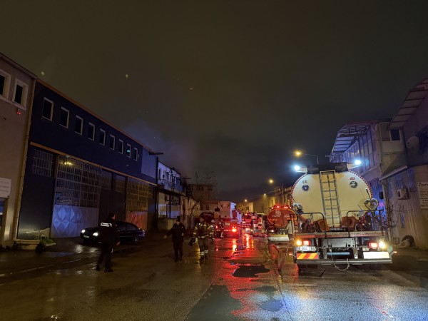 GÜNCELLEME - Bursa'da 2 iş yerinde hasara yol açan yangın söndürüldü