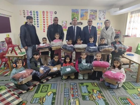 Kaymakam Uçar Mont ve Botları Öğrencilerle Buluşturdu