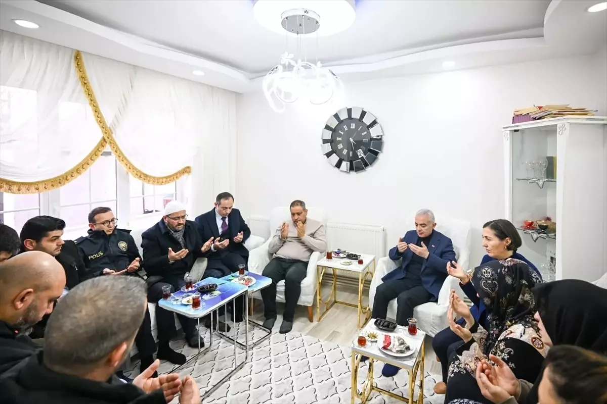 Kırklareli Valisi Turan, silahlı kavgada hayatını kaybeden Rümeysa Sanpur'un ailesini ziyaret etti