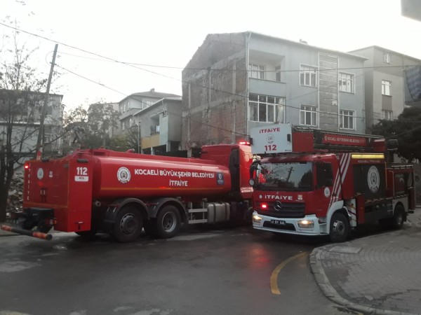Kocaeli'de çatıda çıkan yangında dumandan etkilenen 2 kişi hastaneye kaldırıldı