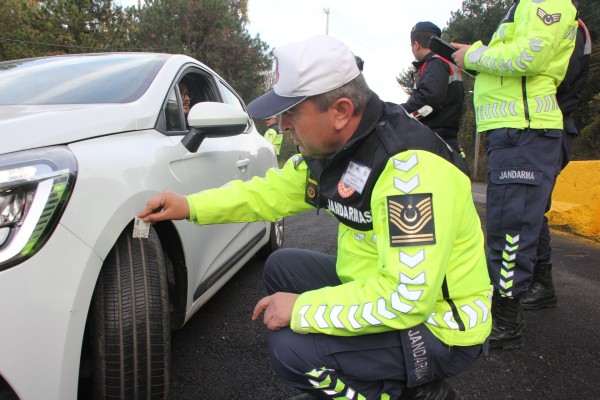 Kocaeli’de jandarma ekiplerince "zorunlu kış lastiği" denetimi yapıldı