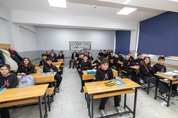 Kocaeli'de sınıf başkanı seçilen öğrencinin vaadiyle Belediye Başkanı Büyükakın okula geldi