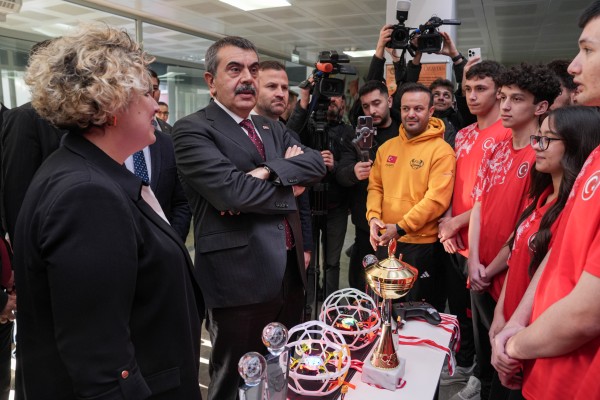 Milli Eğitim Bakanı Tekin, Arnavutköy'de okul ziyaretinde konuştu: