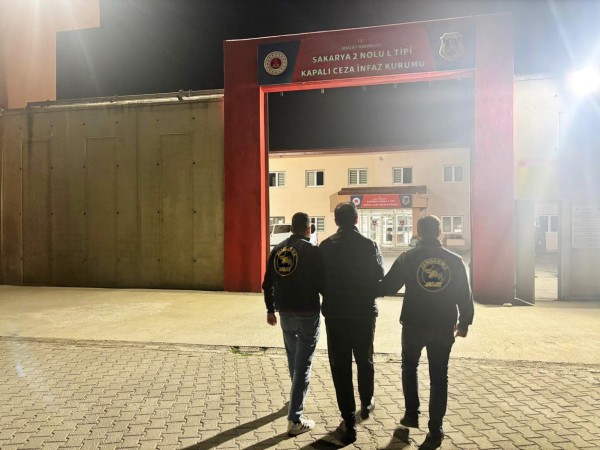 Sakarya'da 42 ve 28 yıl kesinleşmiş hapis cezası bulunan 2 hükümlü yakalandı