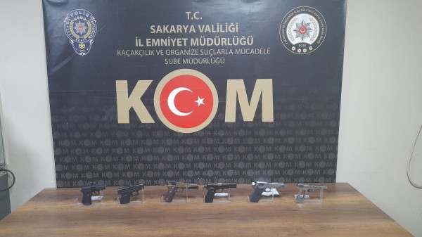 Sakarya'da 8 tabancaya el konuldu, 4 şüpheli gözaltına alındı