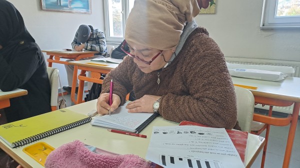 Sakarya'da vatandaşlara okuma yazma kursları veriliyor