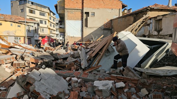 Sındırgı’da deprem sonrası yıkımlar sürüyor